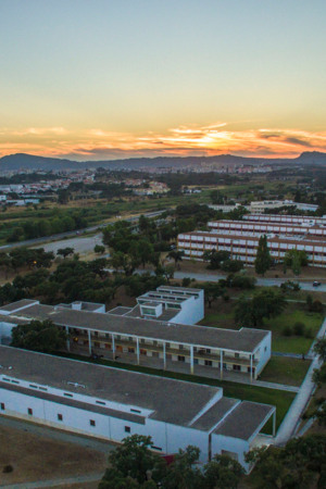 Imagem aérea do Campus do Instituto Politécnico de Setúbal, nesta cidade, com um por do sol atrás.