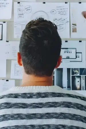 Estudante avalia anotações afixadas na parede