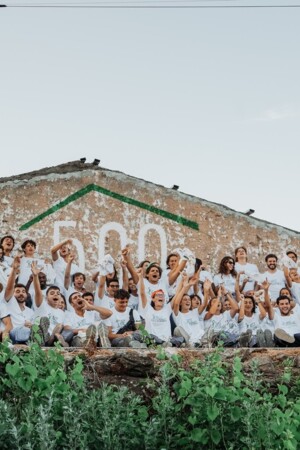 Fotografia de grupo da equipa Just a Change onde maioritariamente são jovens