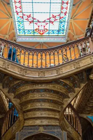 Icónica escadaria da Livraria Lello