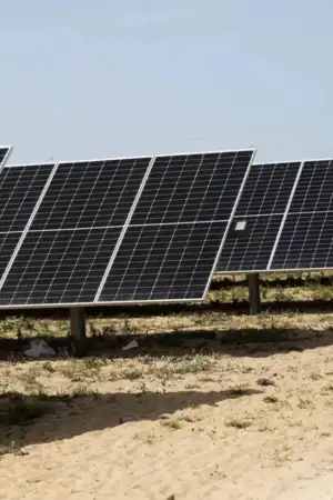 Vários painéis solares