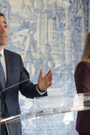 À esquerda o ministro Leião Amaro e à direita a ministra Margarida Bolseiro Lopes.