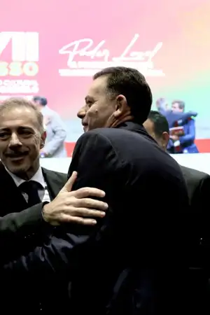 Pedro Duarte a dar um abraço a Luís Montenegro.