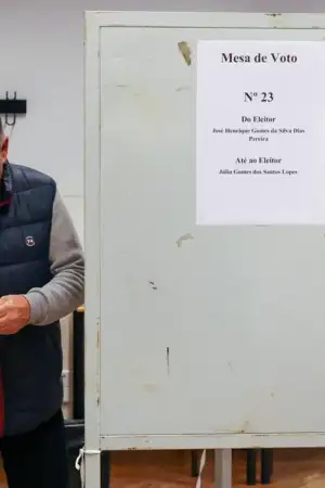 Um senhor idosos ao lado de uma secção de voto.