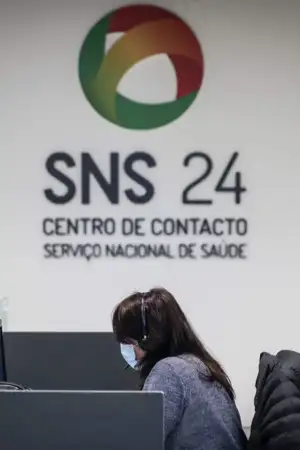 Fotografia de uma profissional de saúde a atender uma chamada da Linha SNS24