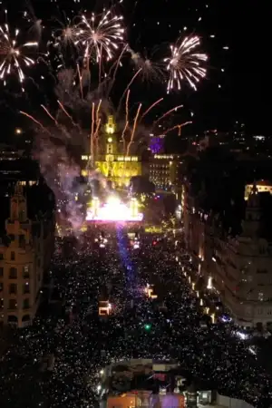 Vista aérea da Avenida dos Aliados na noite da passagem de ano, com fogos de artifício.