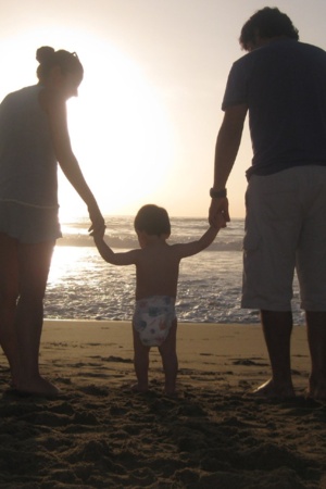 Imagem de uma família junto à praia