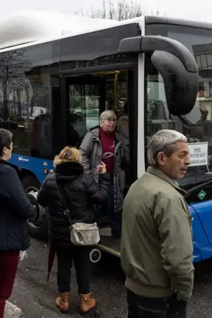 Pessoas na estação de autocarros