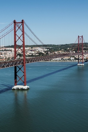 Imagem aérea do Rio Tejo sobre a ponte 25 de abril