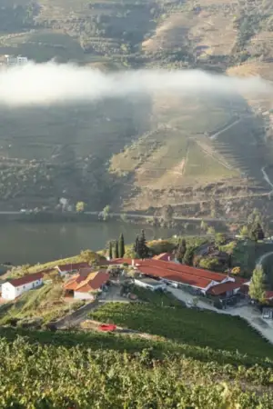 Vista panorâmica de alojamento rural no Alto Douro Vinhateiro