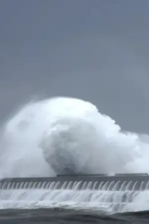 Imagem de forte ondulação junto à barra costeira