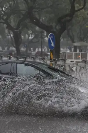 Carro atravessa estrada submersa