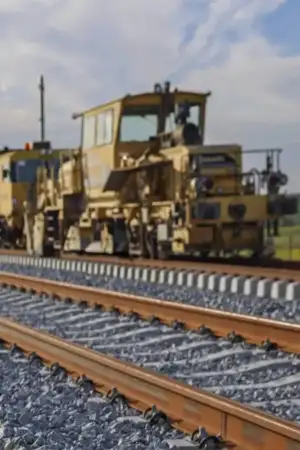 Máquina a circular num caminho de ferro
