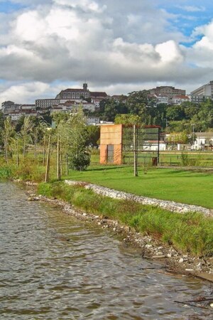 Rio e espaço verde em Coimbra