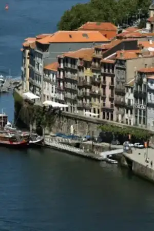Cidade do Porto e alguns barcos no rio Douro