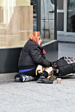 Pessoa em situação de sem abrigo na rua