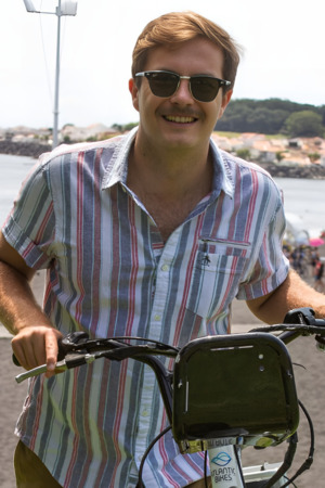 Hotel à beira mar, nos Açores, coberto de painéis solares no telhado