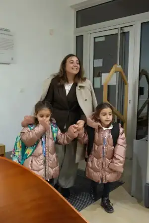 Presidente da câmara de Condeixa a Nova entra com as duas filhas na escola