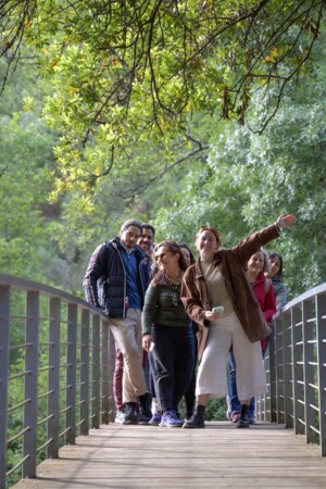 Grupo de jovens em passeio pela natureza