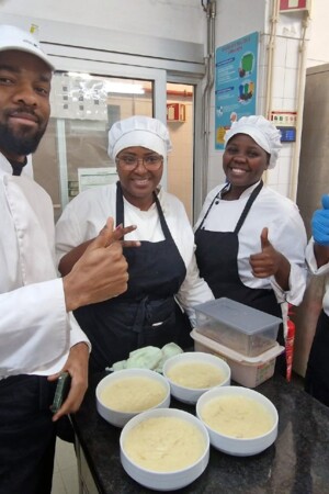 Alunos da Escola de Hotelaria e Turismo de Coimbra vestem a farda de cozinha preparam um almoço de Natal