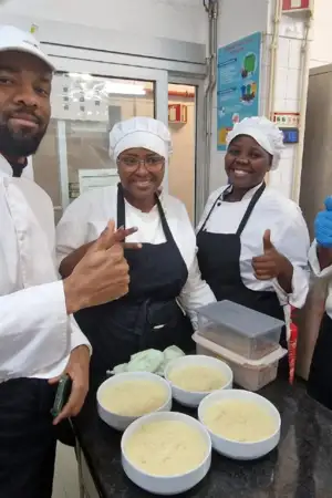Alunos da Escola de Hotelaria e Turismo de Coimbra vestem a farda de cozinha preparam um almoço de Natal