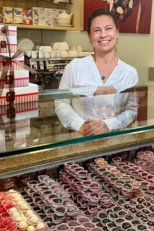 Manuela Soares, atrás da montra que exibe as várias variedades de chocolate na Delícia