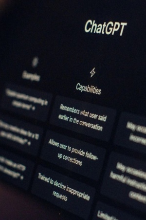 Ecrã de computador com plataforma ChatGPT em uso