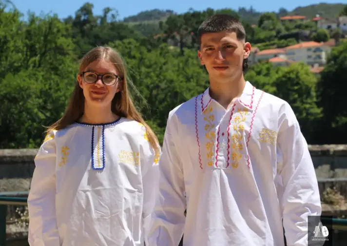 Dois jovens lado a lado com a camisa de arcos de valdevez vestida.