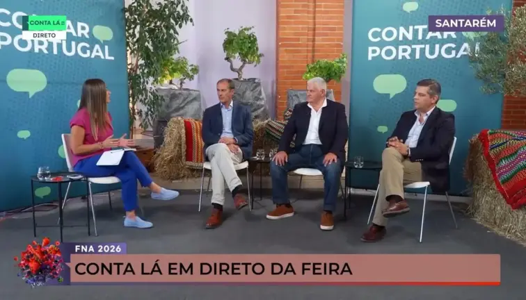 Jornalista Estela Machado diante do painel de convidados do debate.