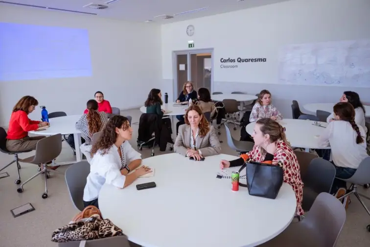 Várias mulheres reunidas numa sala. 