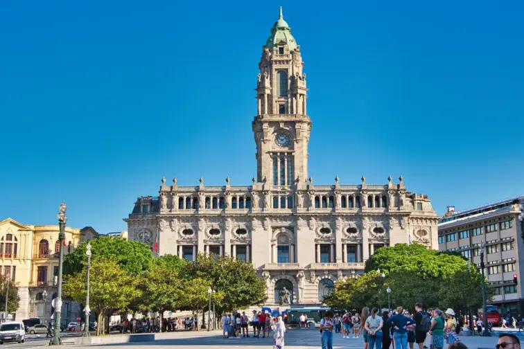 Vista da Avenida dos Aliados, no Porto, com a Câmara Municipal em destaque.