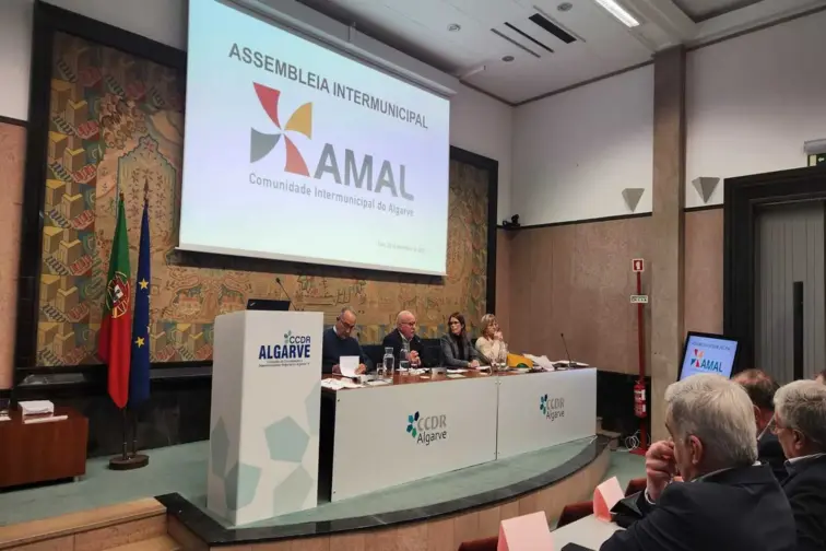 Mesa presidida pelo vice-presidente Manuel Coelho (membro da AM de Loulé), pelo presidente Francisco Amaral (membro da AM de VRSA), pela secretária Ana Pífaro Dinis (membro da AM de Albufeira) e pela secretária do Núcleo de Apoio à Assembleia Intermunicipal Almerinda Maltinha