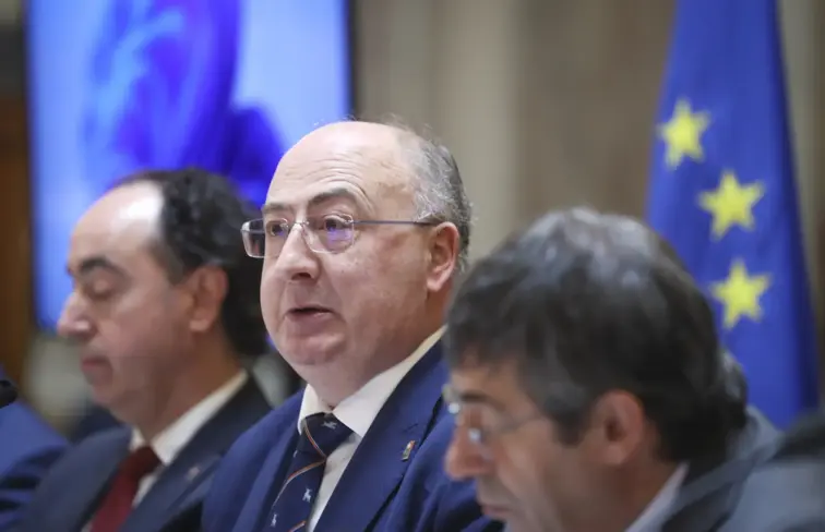 O ministro de Agricultura, José Manuel Fernandes, com uma bandeira da União Europeia atrás.