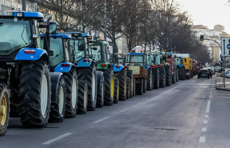 Fila de vários tratores em protesto