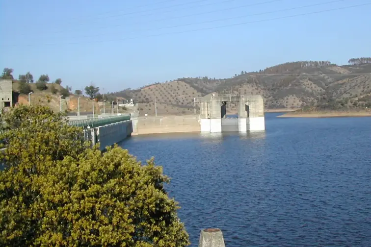Imagem aérea da barragem hidroelétrica de Pracana, no rio Ocreza (Foto: EDP)
