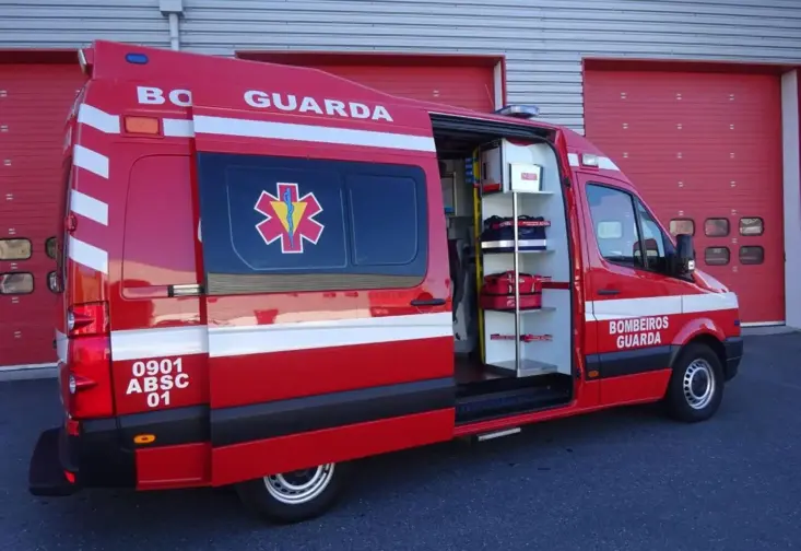 Ambulância da Cooperação Humanitária de Bombeiros da GuardaVoluntários 