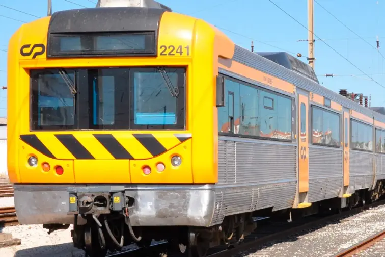 Imagem de carruagem amarela de comboio da CP