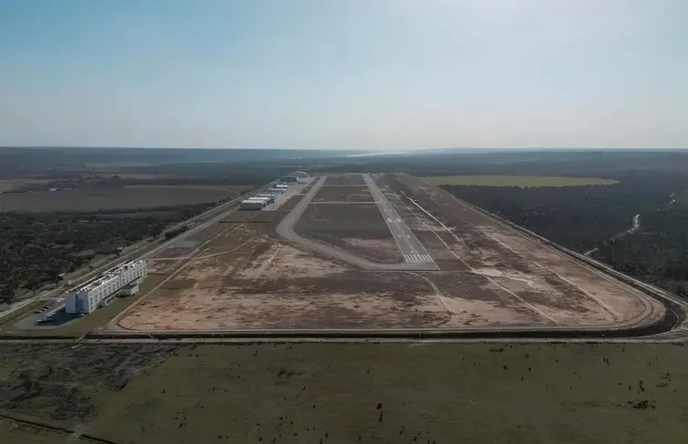 O aeródromo municipal de Ponte de Sor visto de cima.