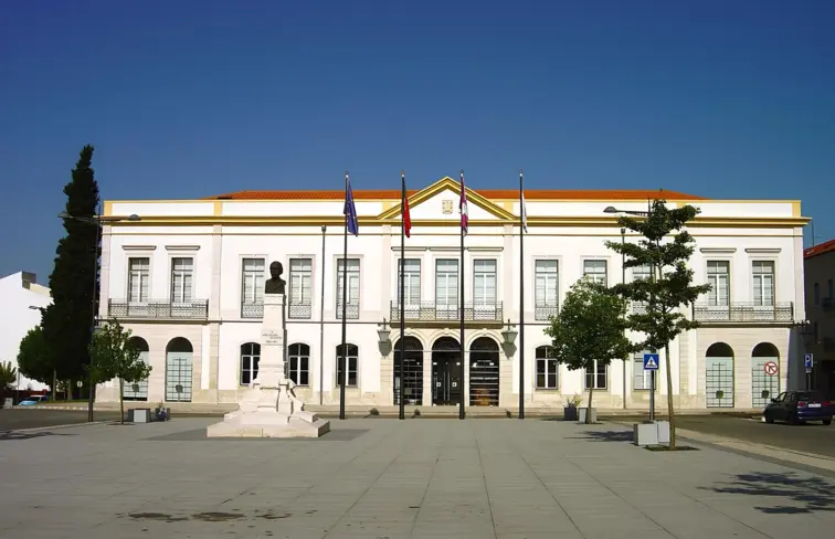 A fachada do edifício da Câmara Municipal de Anadia.