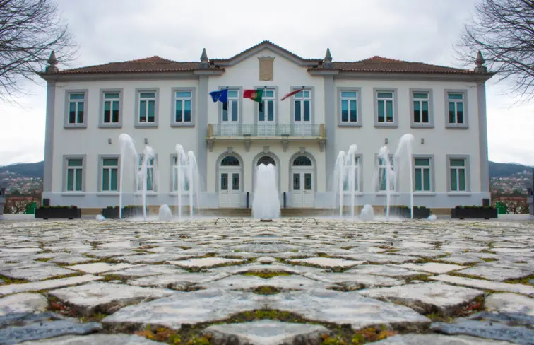 Fachada da Câmara Municipal de Melgaço, com um chafariz no meio.