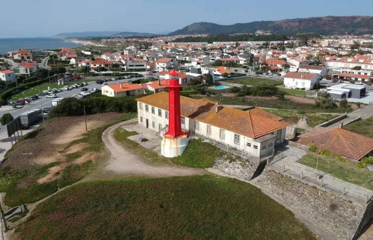 Imagem aérea de Esposende, com o Forte São João em destaque.