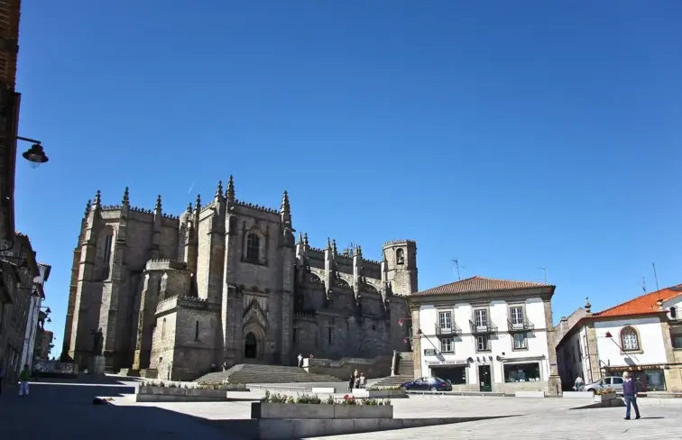 Sé da Guarda num dia de sol