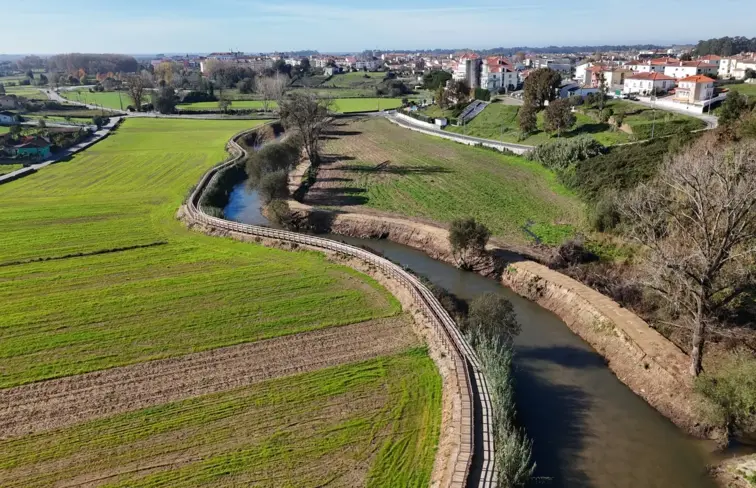 Imagem mostra o novo percurso pedonal a nascente do centro da cidade tem o seu início no Parque Municipal do Antuã, junto ao Parque de Merendas