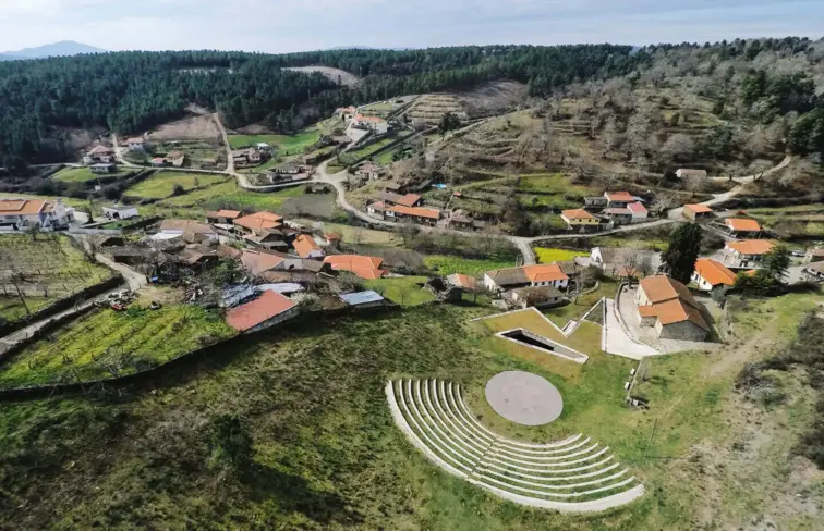 Image aérea da aldeia de Tresminas, em Vila Pouca de Aguiar com casas no meio de vales verdes.
