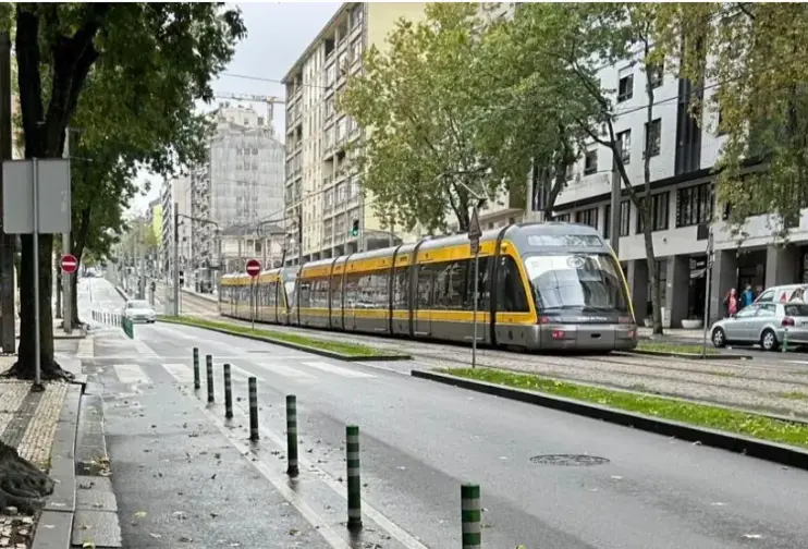 Pilaretes a delimitar ciclovia na Avenida da República, em Gaia