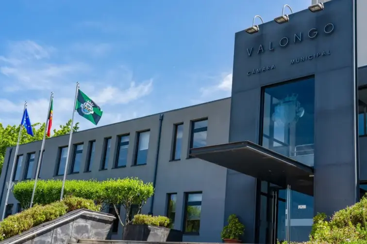 Vista frontal do edifício da Câmara Municipal de Valongo