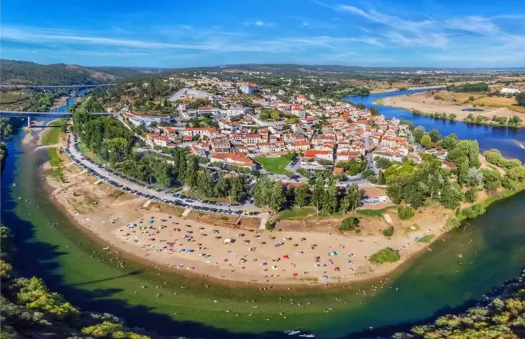 Vista aérea da praia fluvial de Constância