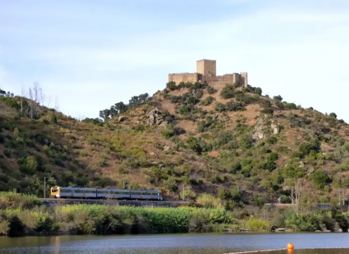 Gavião com o castelo e o comboio a passar