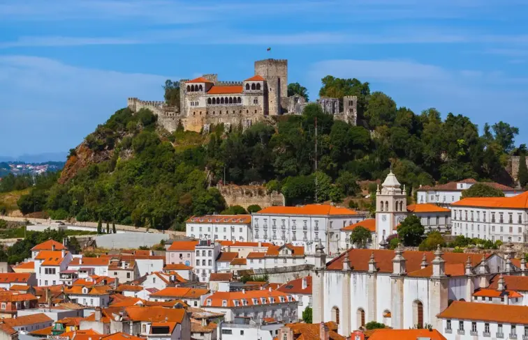 Fotografia mostra vista da cidade de Leiria