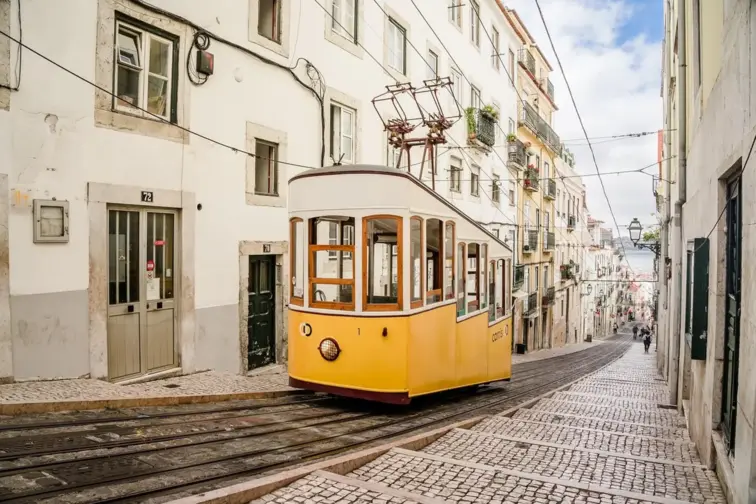 Elétrico a subir uma rua em Lisboa 